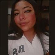 Niñera estudiante amable con los niños y siento gran afecto hacia ellos